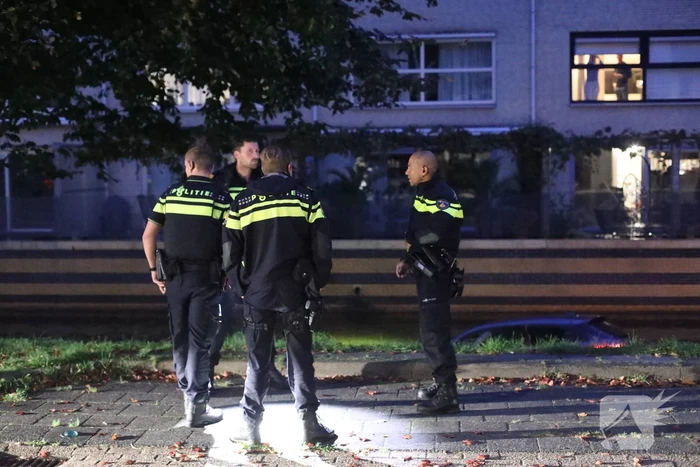 Buurman haalt buurman uit auto te water