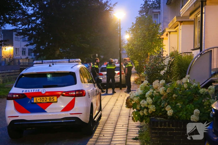 Buurman haalt buurman uit auto te water