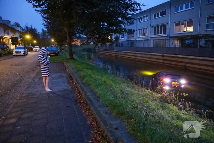 Buurman haalt buurman uit auto te water
