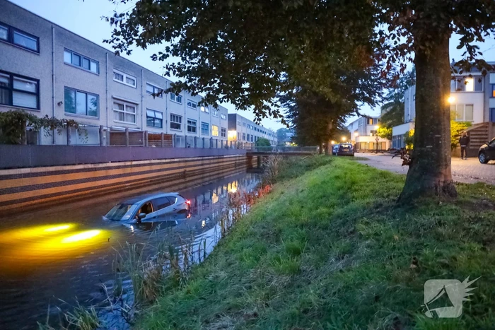 Buurman haalt buurman uit auto te water