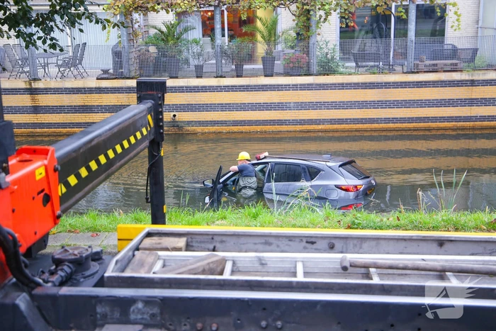 Buurman haalt buurman uit auto te water