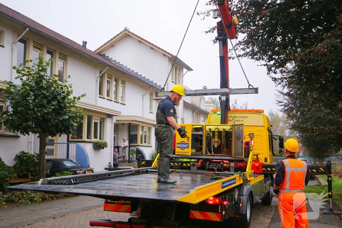 Buurman haalt buurman uit auto te water