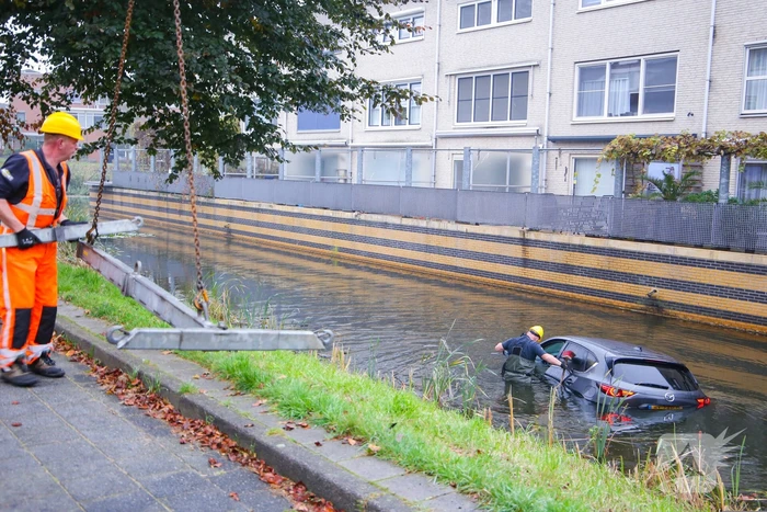 Buurman haalt buurman uit auto te water