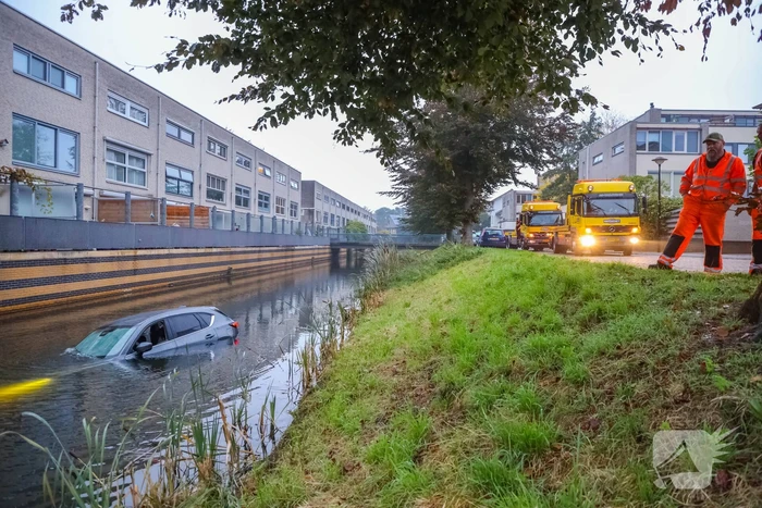 Buurman haalt buurman uit auto te water