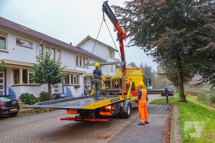 Buurman haalt buurman uit auto te water