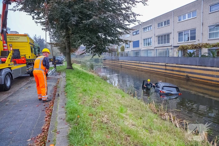 Buurman haalt buurman uit auto te water