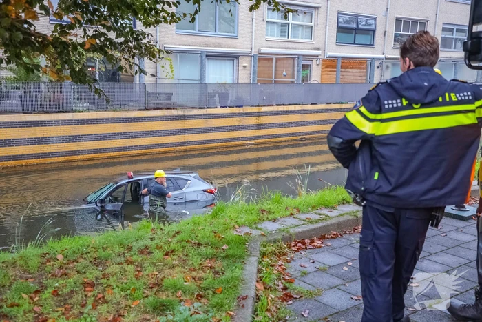 Buurman haalt buurman uit auto te water