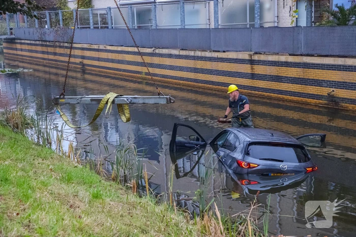 Buurman haalt buurman uit auto te water
