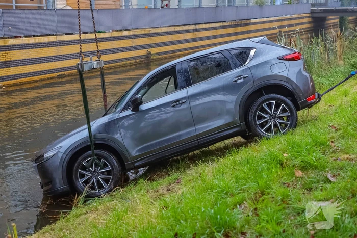 Buurman haalt buurman uit auto te water