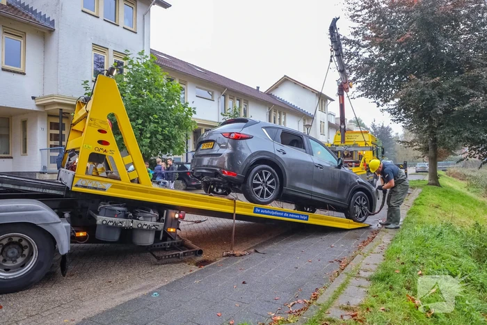 Buurman haalt buurman uit auto te water