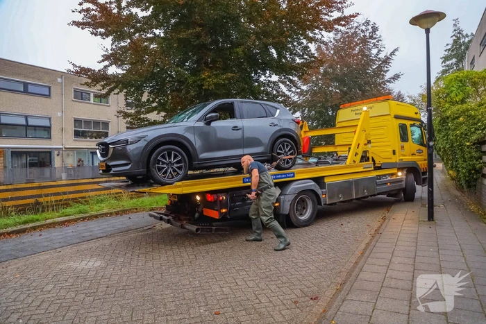 Buurman haalt buurman uit auto te water