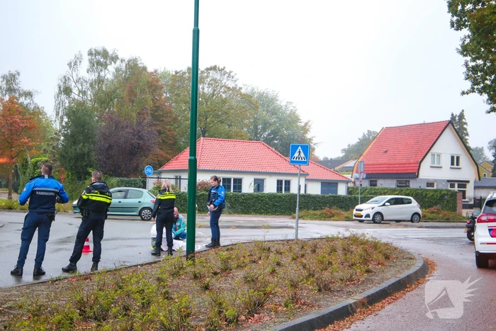 Vrouw gewond na val met scooter op rotonde