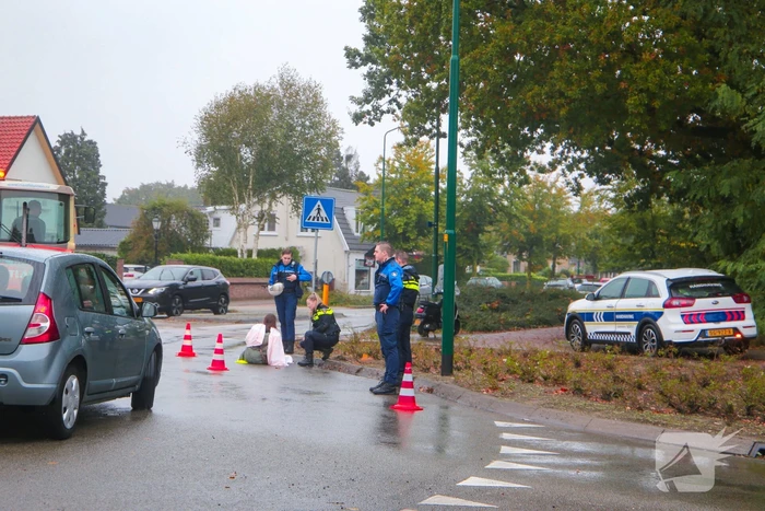 Vrouw gewond na val met scooter op rotonde