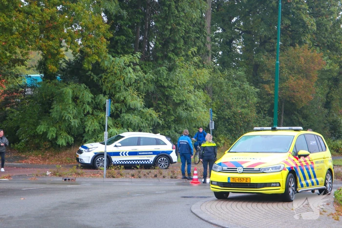 Vrouw gewond na val met scooter op rotonde