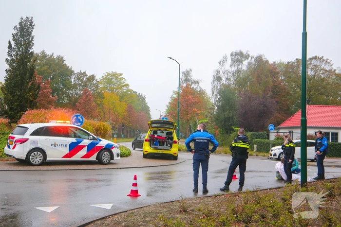 Vrouw gewond na val met scooter op rotonde
