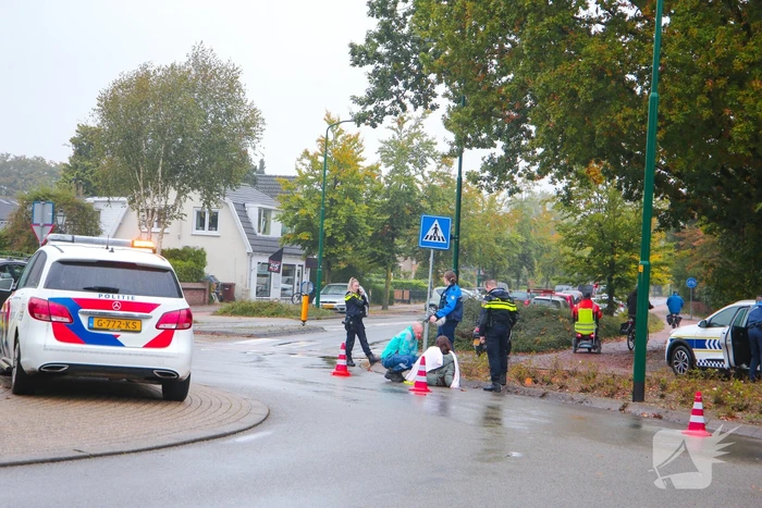Vrouw gewond na val met scooter op rotonde