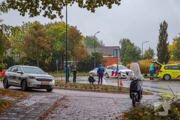 Vrouw gewond na val met scooter op rotonde