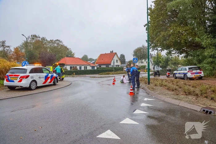 Vrouw gewond na val met scooter op rotonde
