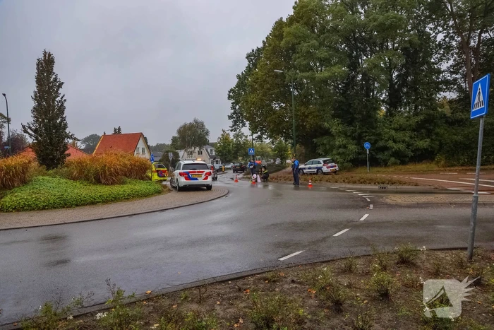 Vrouw gewond na val met scooter op rotonde