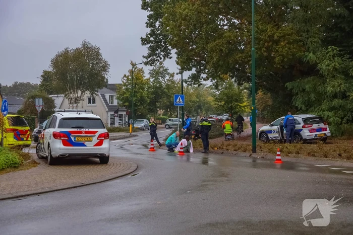 Vrouw gewond na val met scooter op rotonde
