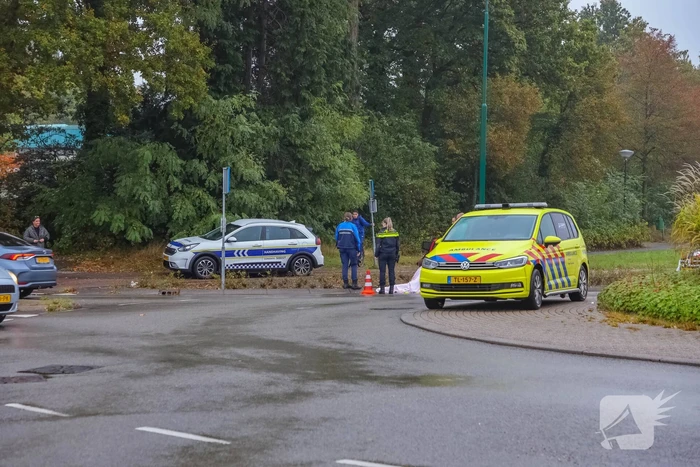 Vrouw gewond na val met scooter op rotonde