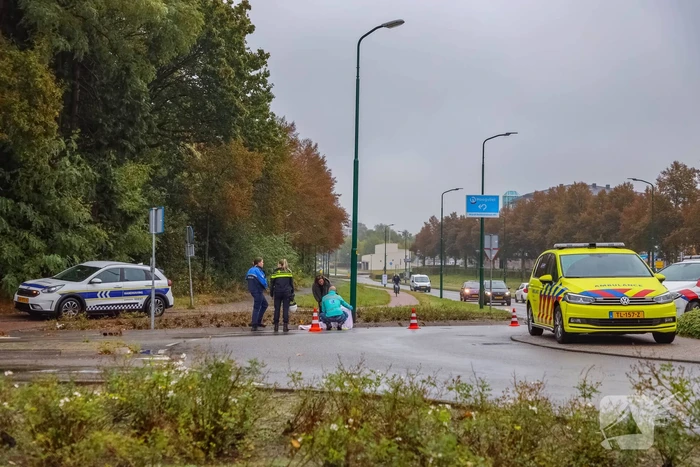 Vrouw gewond na val met scooter op rotonde