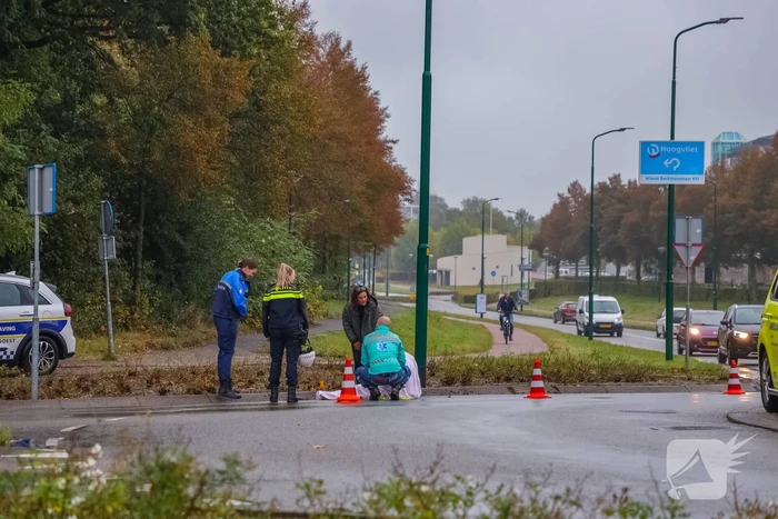 Vrouw gewond na val met scooter op rotonde