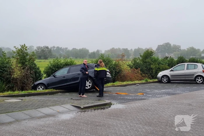 Automobilist belandt op slootkant bij Esso-tankstation Voskuilen