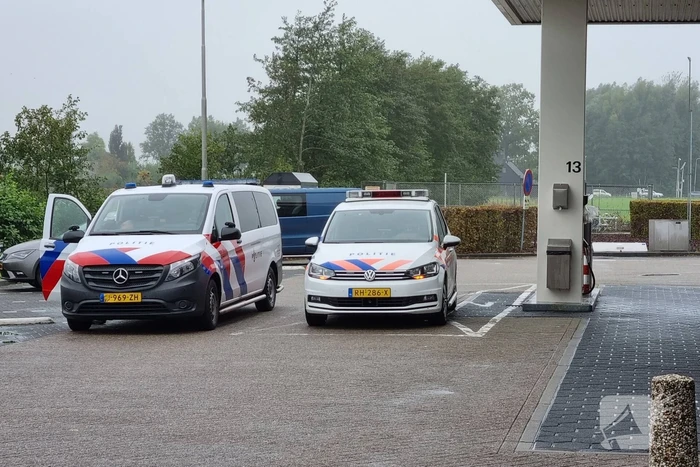 Automobilist belandt op slootkant bij Esso-tankstation Voskuilen