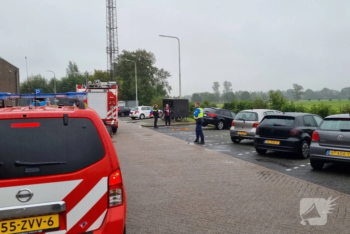 Automobilist belandt op slootkant bij Esso-tankstation Voskuilen