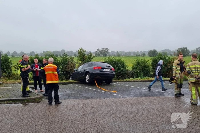 Automobilist belandt op slootkant bij Esso-tankstation Voskuilen