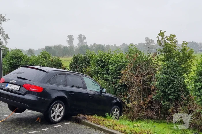 Automobilist belandt op slootkant bij Esso-tankstation Voskuilen