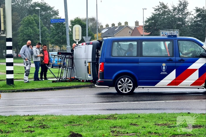 Bestelbus belandt op zijn kant na botsing met bestelbus