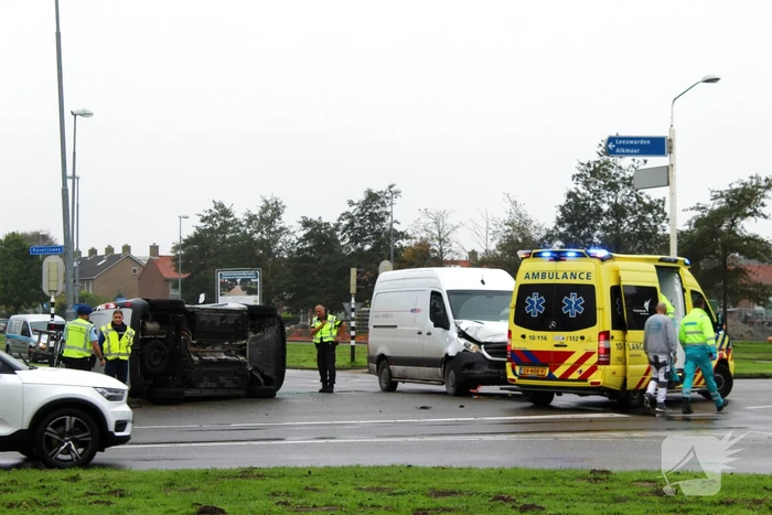 Bestelbus belandt op zijn kant na botsing met bestelbus