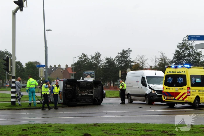 Bestelbus belandt op zijn kant na botsing met bestelbus