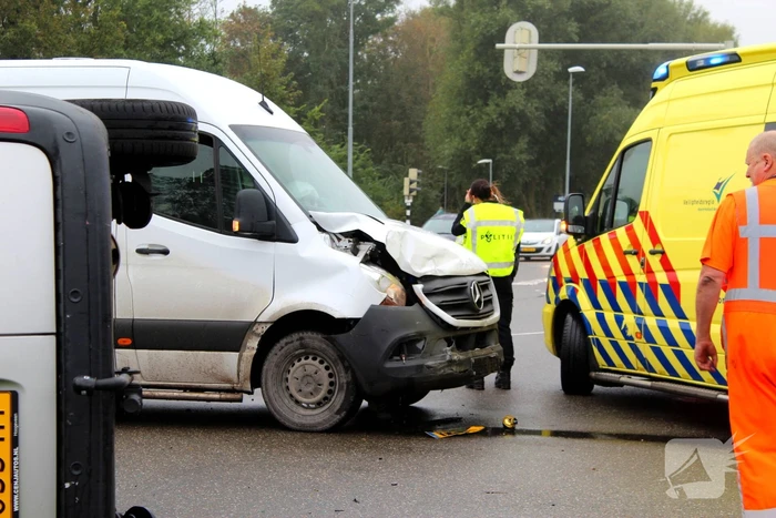 Bestelbus belandt op zijn kant na botsing met bestelbus