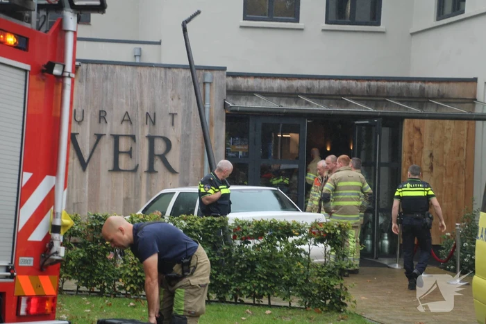 Automobilist rijdt tegen gevel van Restaurant Zuiver