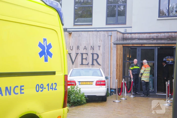 Automobilist rijdt tegen gevel van Restaurant Zuiver