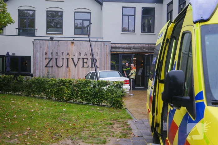 Automobilist rijdt tegen gevel van Restaurant Zuiver