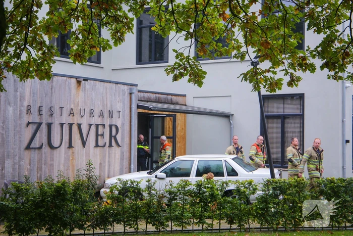 Automobilist rijdt tegen gevel van Restaurant Zuiver