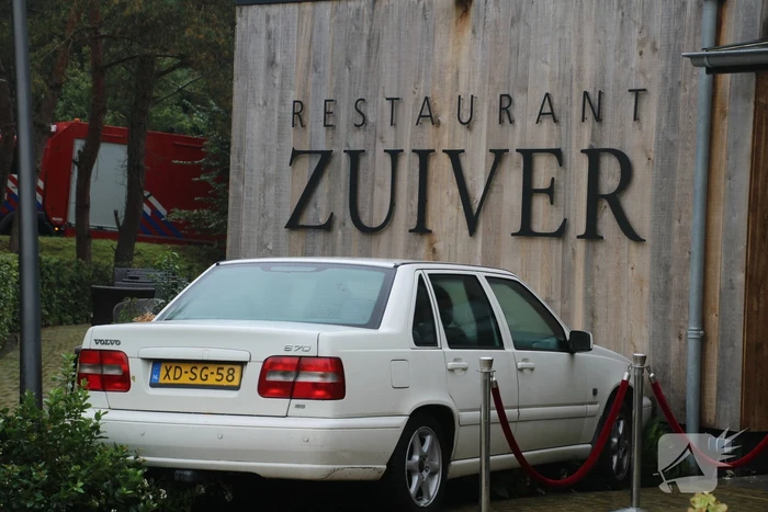 Automobilist rijdt tegen gevel van Restaurant Zuiver