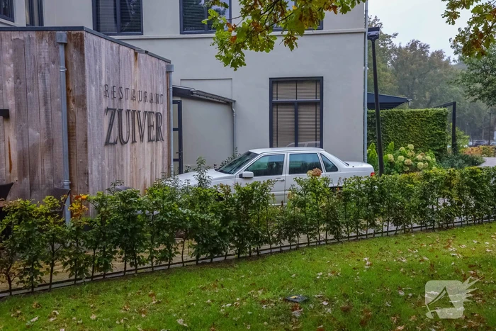 Automobilist rijdt tegen gevel van Restaurant Zuiver