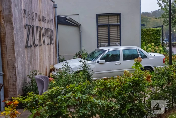 Automobilist rijdt tegen gevel van Restaurant Zuiver