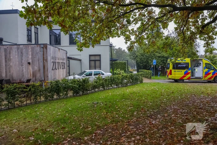 Automobilist rijdt tegen gevel van Restaurant Zuiver
