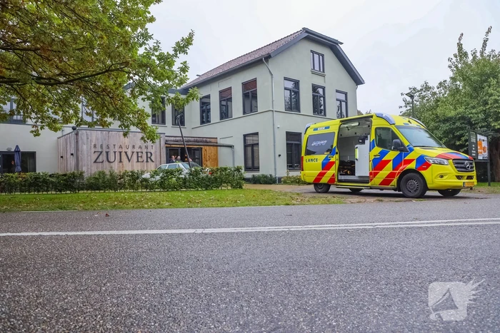 Automobilist rijdt tegen gevel van Restaurant Zuiver