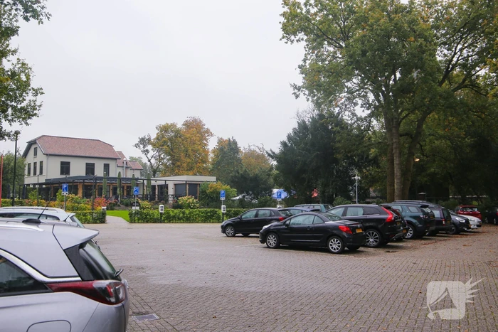 Automobilist rijdt tegen gevel van Restaurant Zuiver