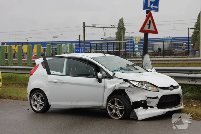 Aanrijden tussen twee auto's zorgt voor flinke schade