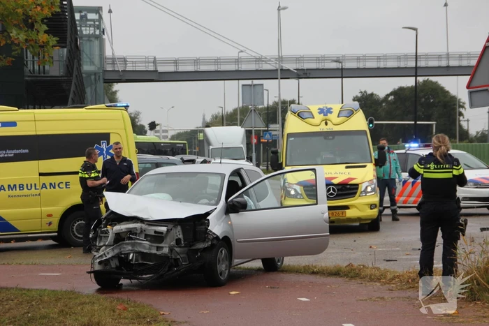 Aanrijden tussen twee auto's zorgt voor flinke schade