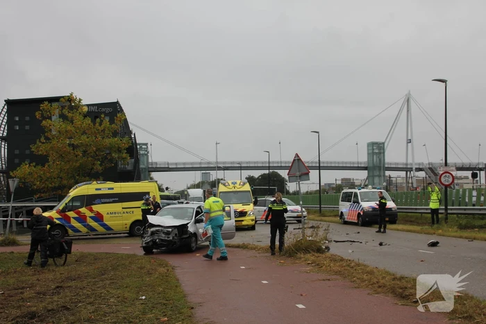 Aanrijden tussen twee auto's zorgt voor flinke schade