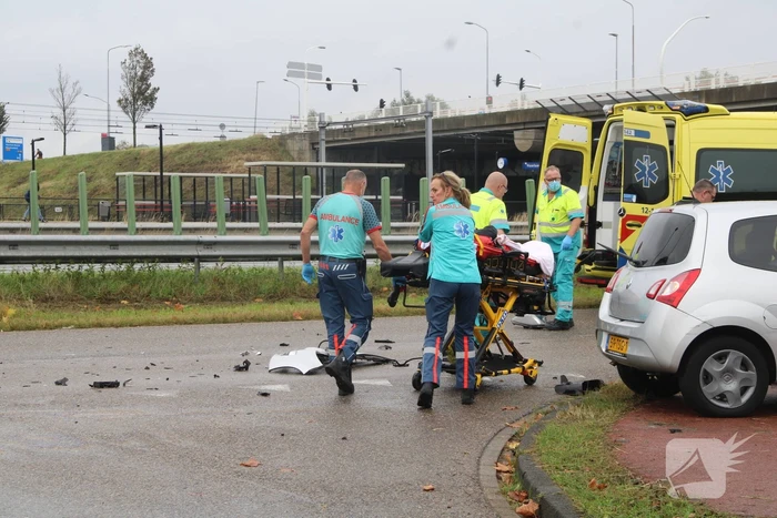 Aanrijden tussen twee auto's zorgt voor flinke schade